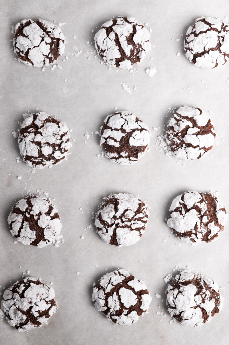 A baking sheet filled with choclate crinkle cookies.