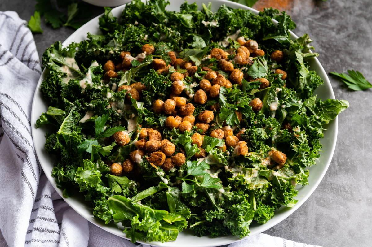 KALE SALAD WITH CRISPY CHICKPEAS - The Genetic Chef